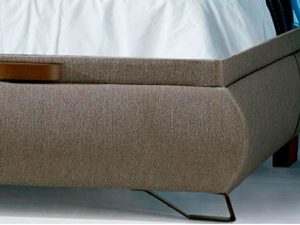 canapé tapizado con pata alta detalle